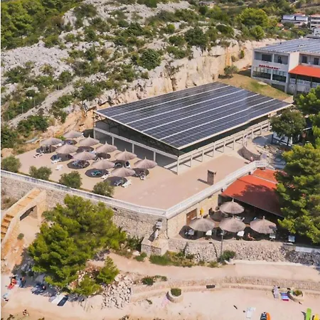 House Lana, 704 캠프장