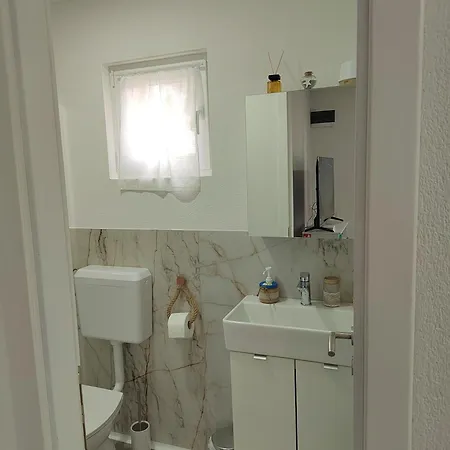House Lana, 704 Kamp alanı *