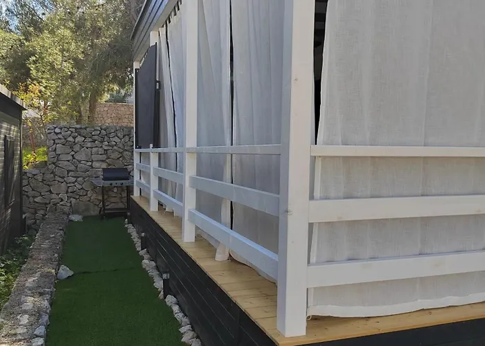 House Lana, 704
