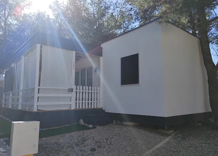 House Lana, 704 *