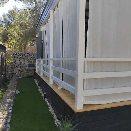 House Lana, 704